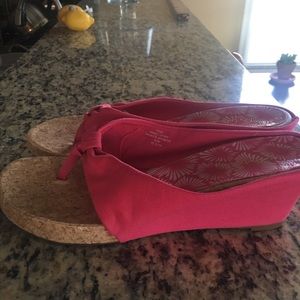 Fabric Liz Claiborne wedged shoe.